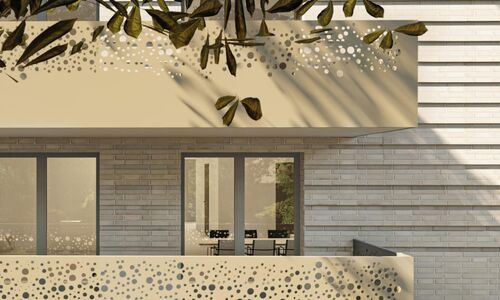 Balkon mit dekorativem Punktmuster an Brüstung und Überdachung, dahinter Fenster und Tür eines modernen Hauses