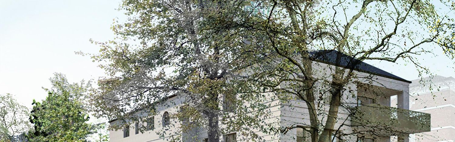 Mehrstöckiges Wohnhaus mit Balkonen, umgeben von Bäumen und Hecken, Einfahrt mit Tor und Straße im Vordergrund